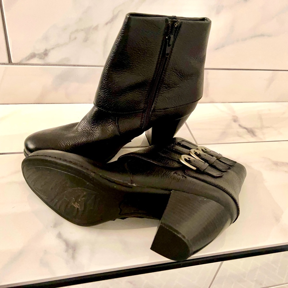 Biker boots black w/buckles like new leather uppers Size 9